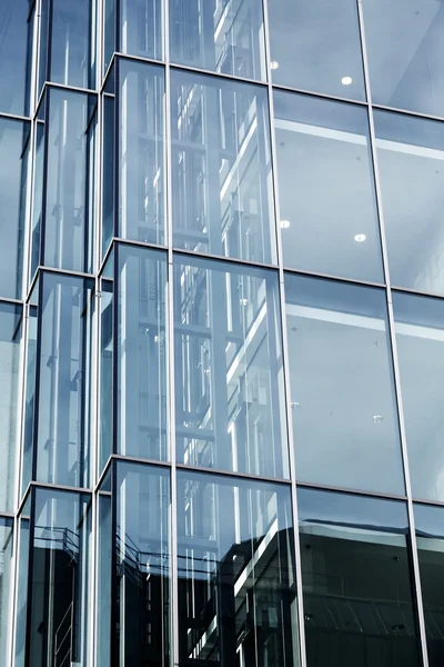 Detalle de una moderna fachada de cristal de un edificio de oficinas — Foto de Stock