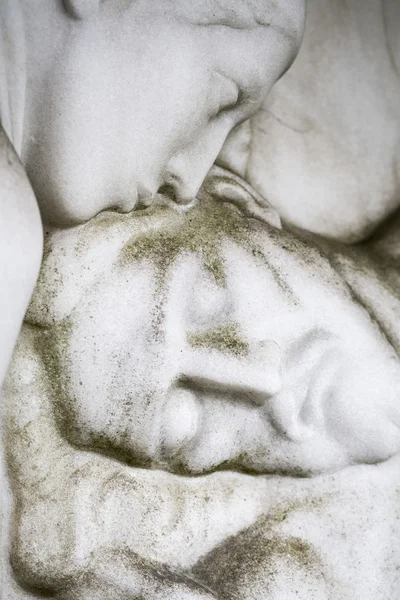 Historic sculpture of maria kissing the dead jesus. Unknown arti — Stock Photo, Image