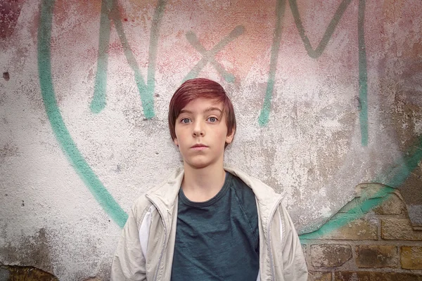 Retrato de un adolescente frente a un graffiti — Foto de Stock