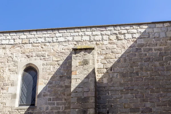 Seitenwand einer romanischen Kirche, für Hintergründe, barcelona spanien — Stockfoto