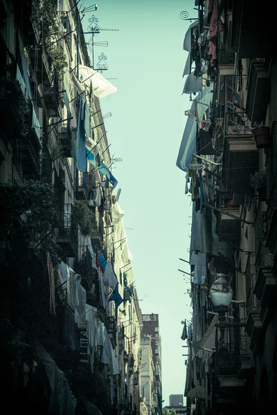 Vintage schieten van een smal steegje in barcelona — Stockfoto