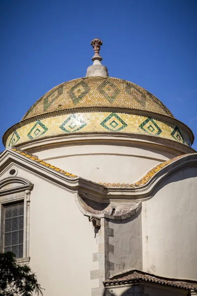 Adornos agradables en un techo de cúpula de una iglesia, que se encuentra en barcelona — Foto de Stock