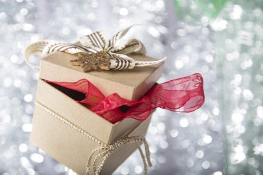 Noel hediye kutusu altın yıldız, şerit ve yayla