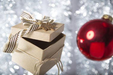 altın yıldız, yay, şerit ve Noel top ile hediye kutusu