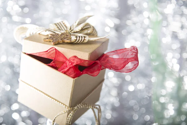 Boże Narodzenie pudełku z gwiazdy złote, łuk i wstążki — Zdjęcie stockowe