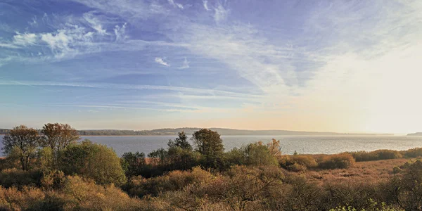 Panorama paesaggistico con lago in autunno — Foto Stock
