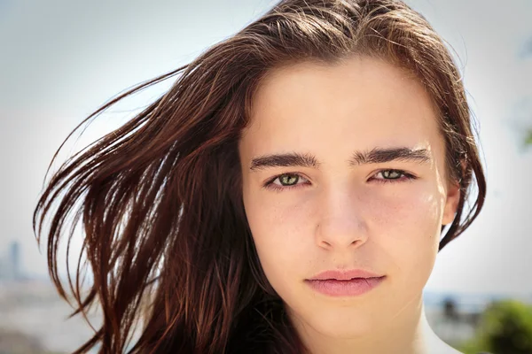 Retrato de una hermosa mujer con viento en el pelo —  Fotos de Stock