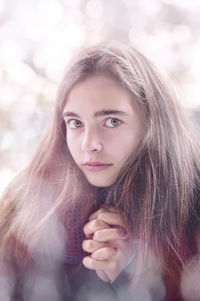 Portrait of a beautiful teenage girl praying — Stock Photo, Image