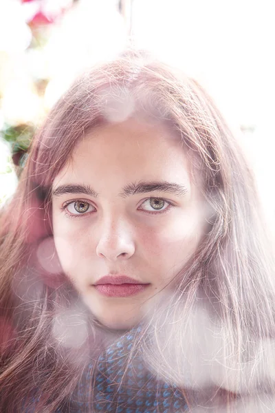 Retrato de uma bela adolescente com cabelo comprido — Fotografia de Stock