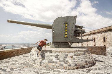 Castell de Montbejuic Barcelona, önünde bir ca oğlan atlıyor