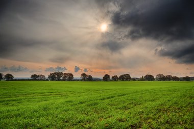 HDR çekim bir manzara ile gök gürültüsü bulutlar bir güneş