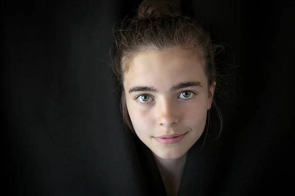Portrait d'une belle adolescente regardant à travers un cur noir — Photo