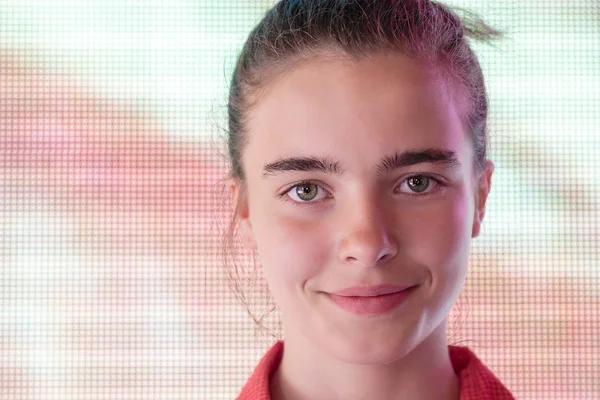 Портрет усміхненої дівчини-підлітка перед цифровим екраном — стокове фото