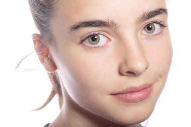 gülümseyen bir genç kız, beyaz izole portresi kapatın