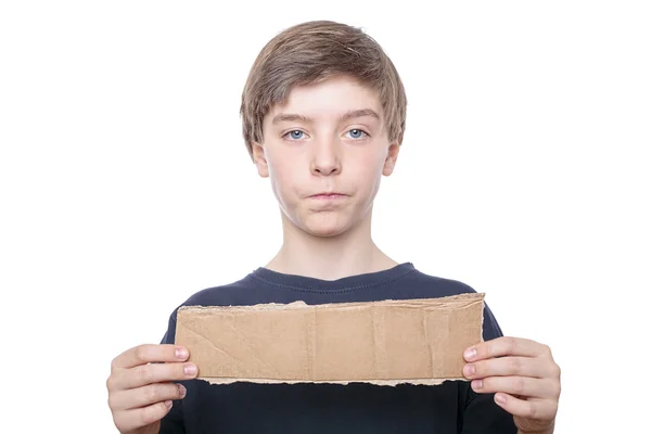 Retrato de um adolescente menino segurando um pedaço marrom de papelão em — Fotografia de Stock