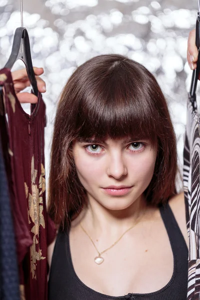 Vacker tonårig flicka och hennes garderob, med bokeh — Stockfoto