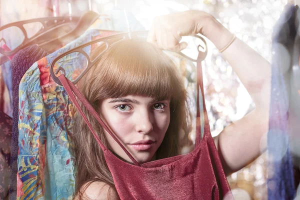 Güzel genç kız bokeh, arkadan aydınlatmalı ve aydınlık bir elbise deneyin