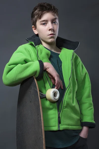 Portrait of a cool, proud teenage boy with long board and gray b — Stock Photo, Image