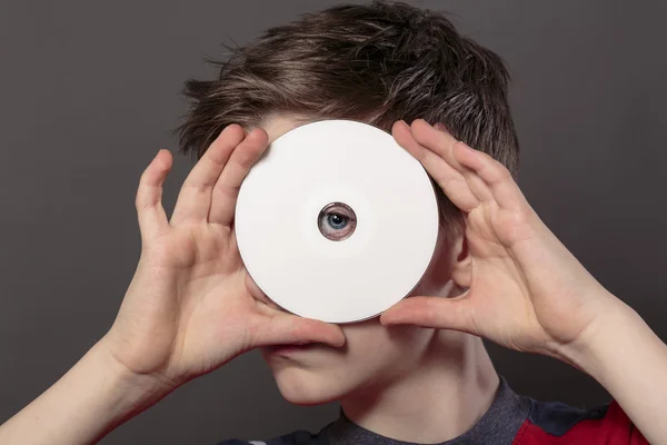 Adolescente está mirando a través del agujero de un disco blanco, con gr — Foto de Stock