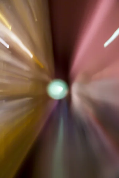 Розмитий коридор зі світлом на кінці, для фону — стокове фото