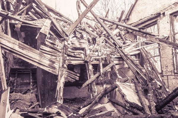 Tiro vintage de uma casa incendiada — Fotografia de Stock