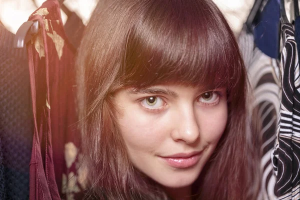 bazı elbiseler önünde güzel bir genç kız portresi