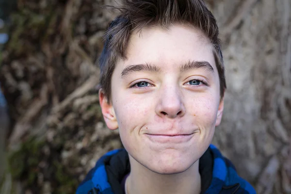 青い格子縞の木こり jac と笑顔の 10 代の少年の肖像画 — ストック写真