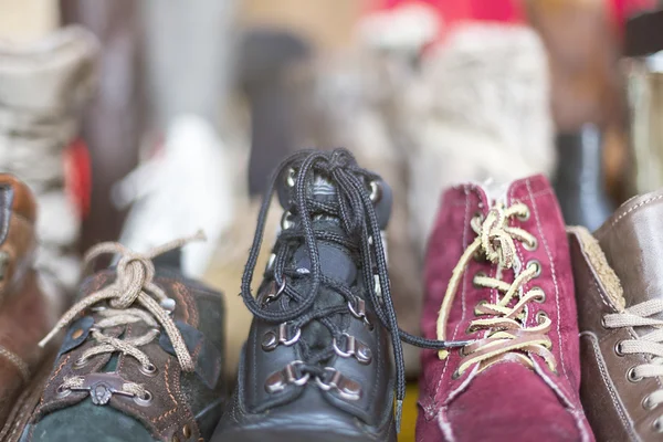 Une rangée de vieilles chaussures sur un marché aux puces, avec rétroéclairage — Photo