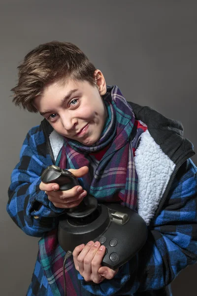 Концентрированный подросток с палкой радости и серым фоном — стоковое фото