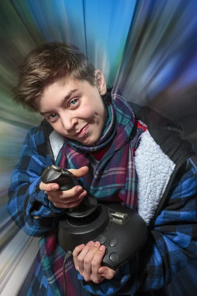 Adolescent concentré garçon avec joystick avec mouvement flou backgro — Photo