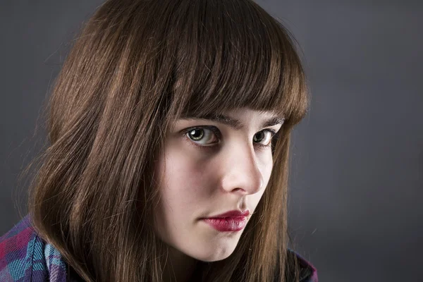 Retrato de una mujer en estudio con fondo negro —  Fotos de Stock