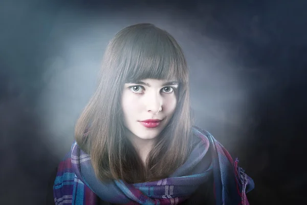 Портрет красивой женщины с шарфом — стоковое фото