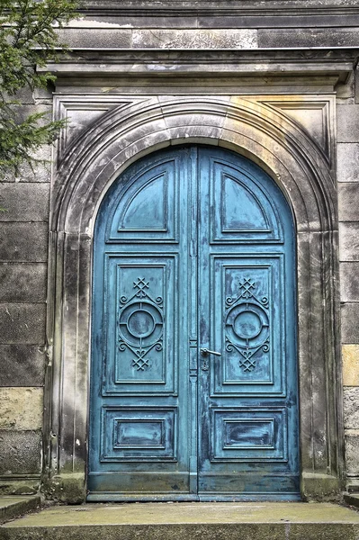 Oude blauwe poort naar een graf — Stockfoto