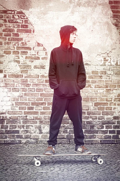 siyah ve beyaz ateş hoodie konumu üzerinde olan bir genç çocuk bir