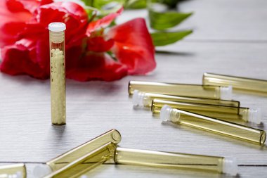 homeopathic tıp ve çiçek ile küçük cam tüplerin