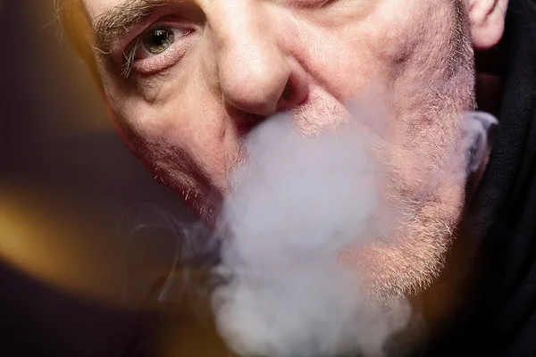 Primer plano retrato de un hombre fumador — Foto de Stock
