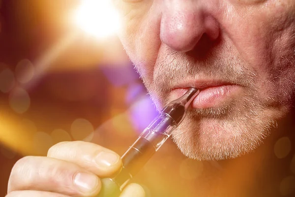 bir adam bir e-sigara sigara portresi kapatın