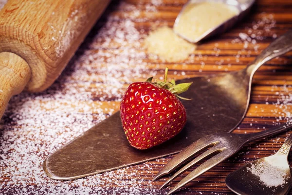 Cuisine de grand-mère avec fraises, sucre, rouleau à pâtisserie, et sil — Photo