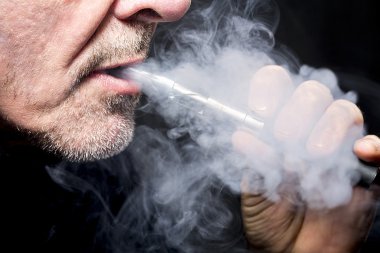 bir adam bir e-sigara sigara portresi kapatın