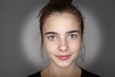 Güzel bir genç kadının portresi.