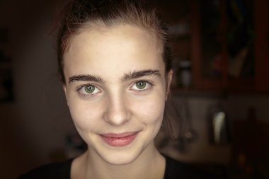 Güzel bir genç kadının portresi.