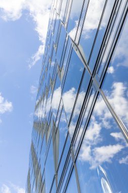 gökyüzü ve bulutlar cam cephe içinde yansıtma