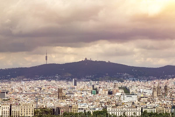 Panorama von barcelona mit schweren wolken im sommer — Stockfoto