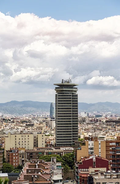 Hdr Aufnahme eines Wolkenkratzers in Barcelona, mit Wolkendecke — Stockfoto