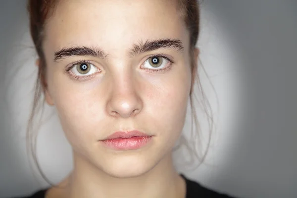 Retrato de cerca de una hermosa joven — Foto de Stock