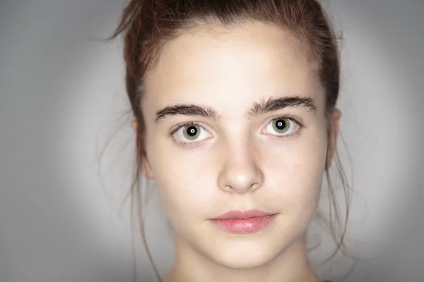 Güzel bir genç kadının portresi.