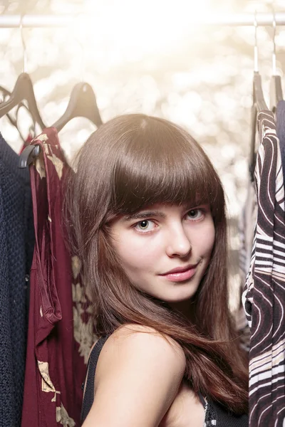 Retrato de uma bela adolescente e seu guarda-roupa, com boke — Fotografia de Stock