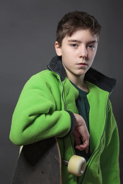 Retrato de un adolescente fresco y orgulloso con tabla larga y gris b — Foto de Stock