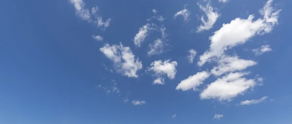 Cielo blu con alcune nuvole per sfondi e composizioni — Foto Stock