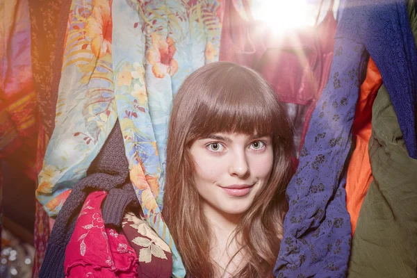 Retrato de una hermosa adolescente y su armario, con boke Fotos de stock